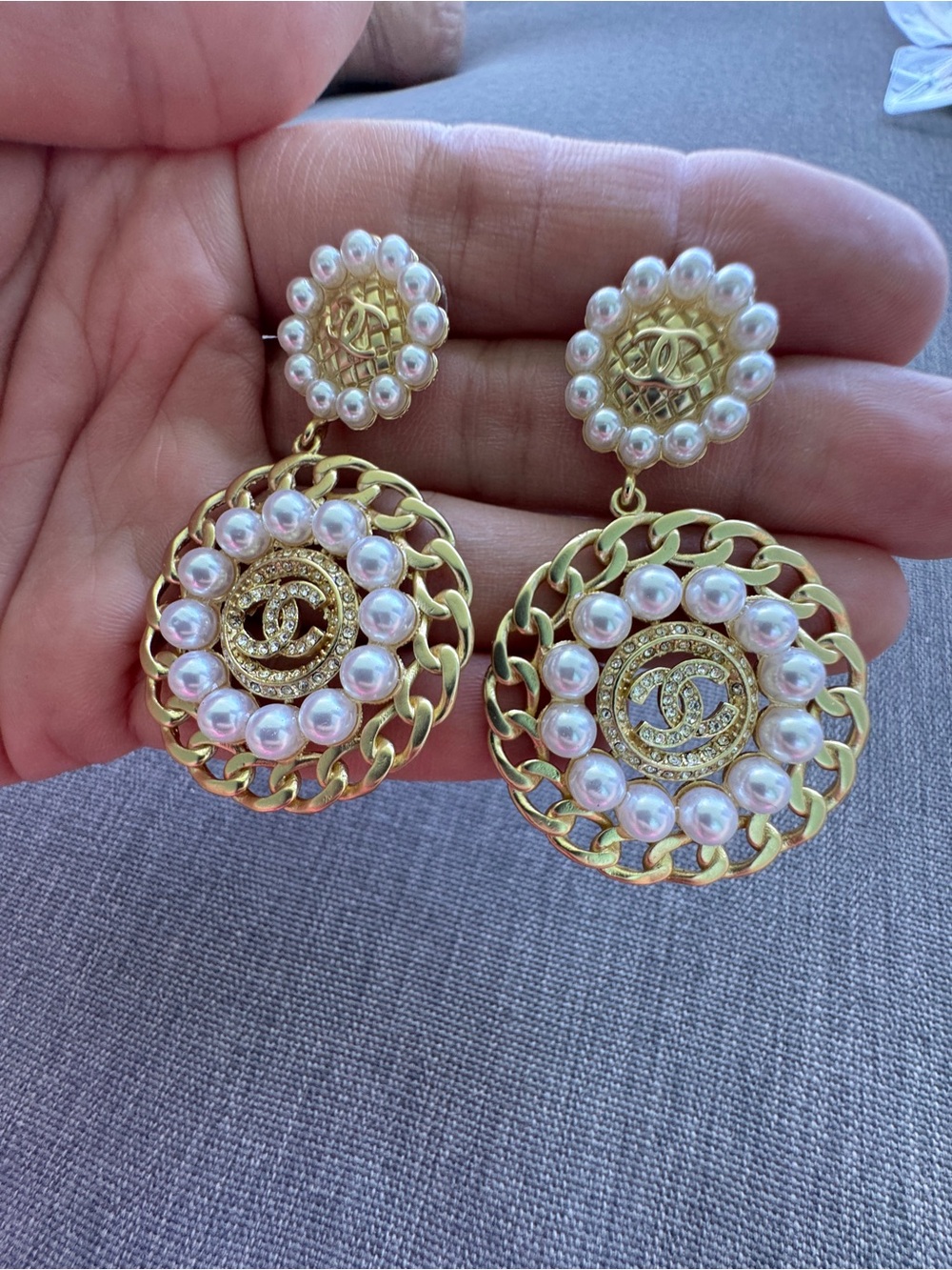 Fashion Jewelry Gold and White Pearl Medallion Drop Earrings